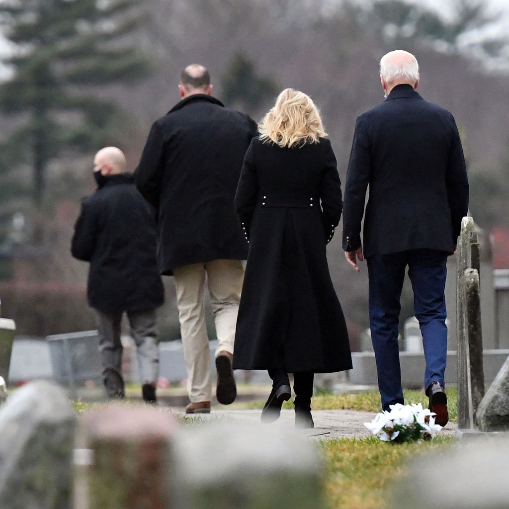 Jill und Joe Biden auf einem Friedhof in Delaware im Dezember 2021