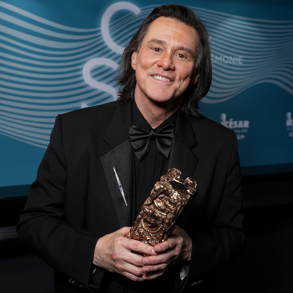 Jim Carrey mit dem Ehren-César hinter den Kulissen der 51. César-Verleihung in Paris