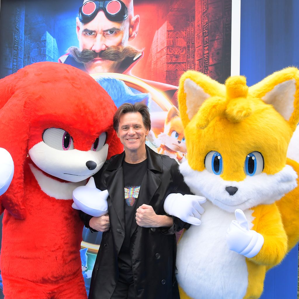 Jim Carrey mit "Sonic"-Figuren im April 2022 in Los Angeles