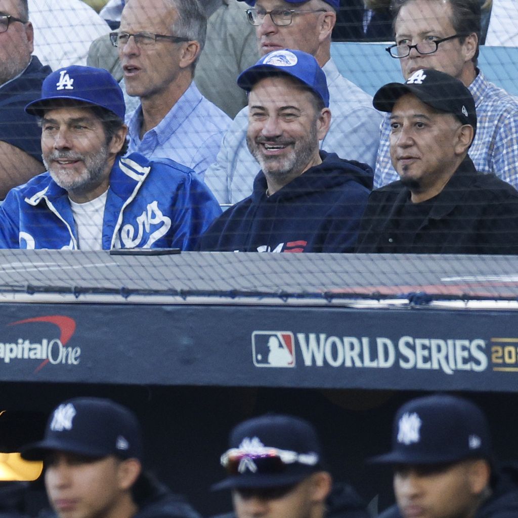 Jim Gentleman, Jimmy Kimmel und Cleto Escobedo verfolgen Spiel 1 der World Series 2024 im Dodger Stadium
