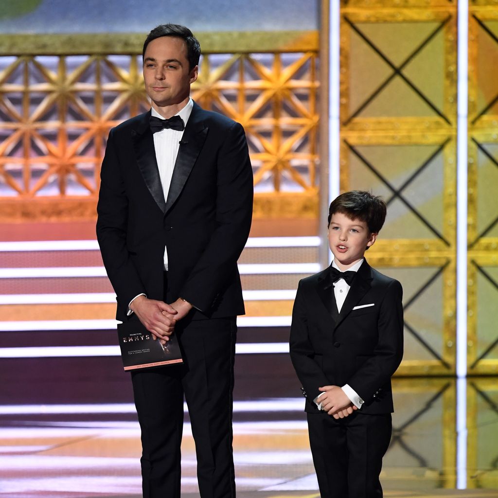 Jim Parsons und Iain Armitage bei den Emmy Awards 2017