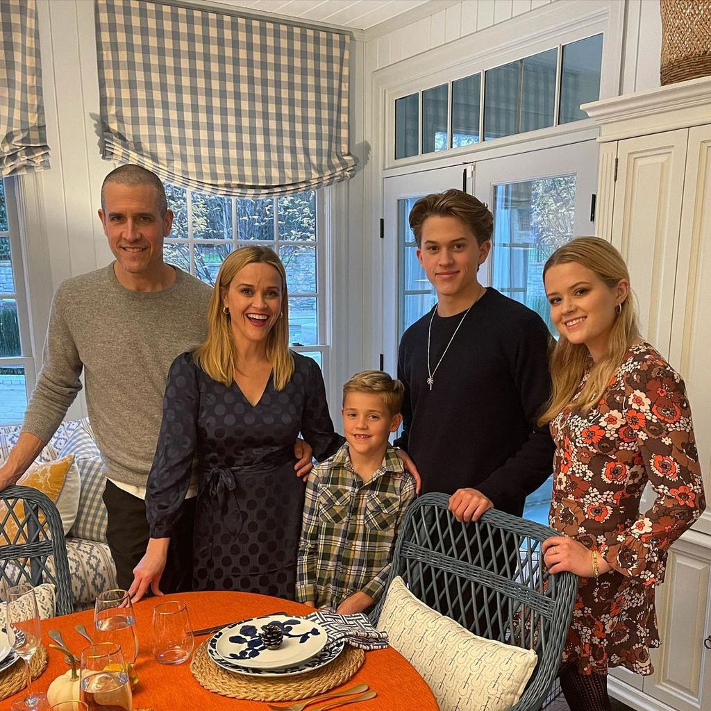 Jim Toth und Reese Witherspoon mit ihren Kindern an Thanksgiving 2020