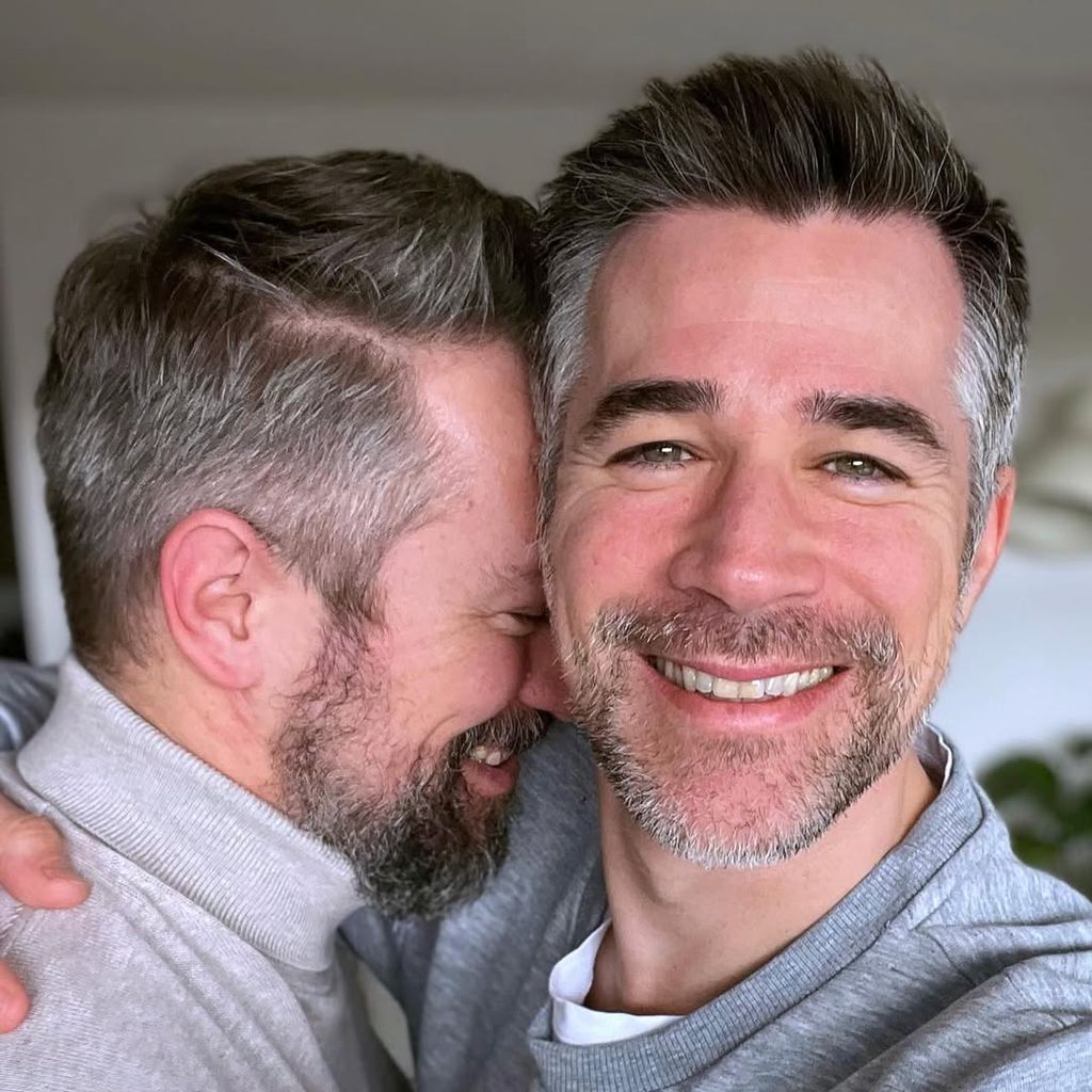 Schauspieler Jo Weil mit seinem Partner Tom