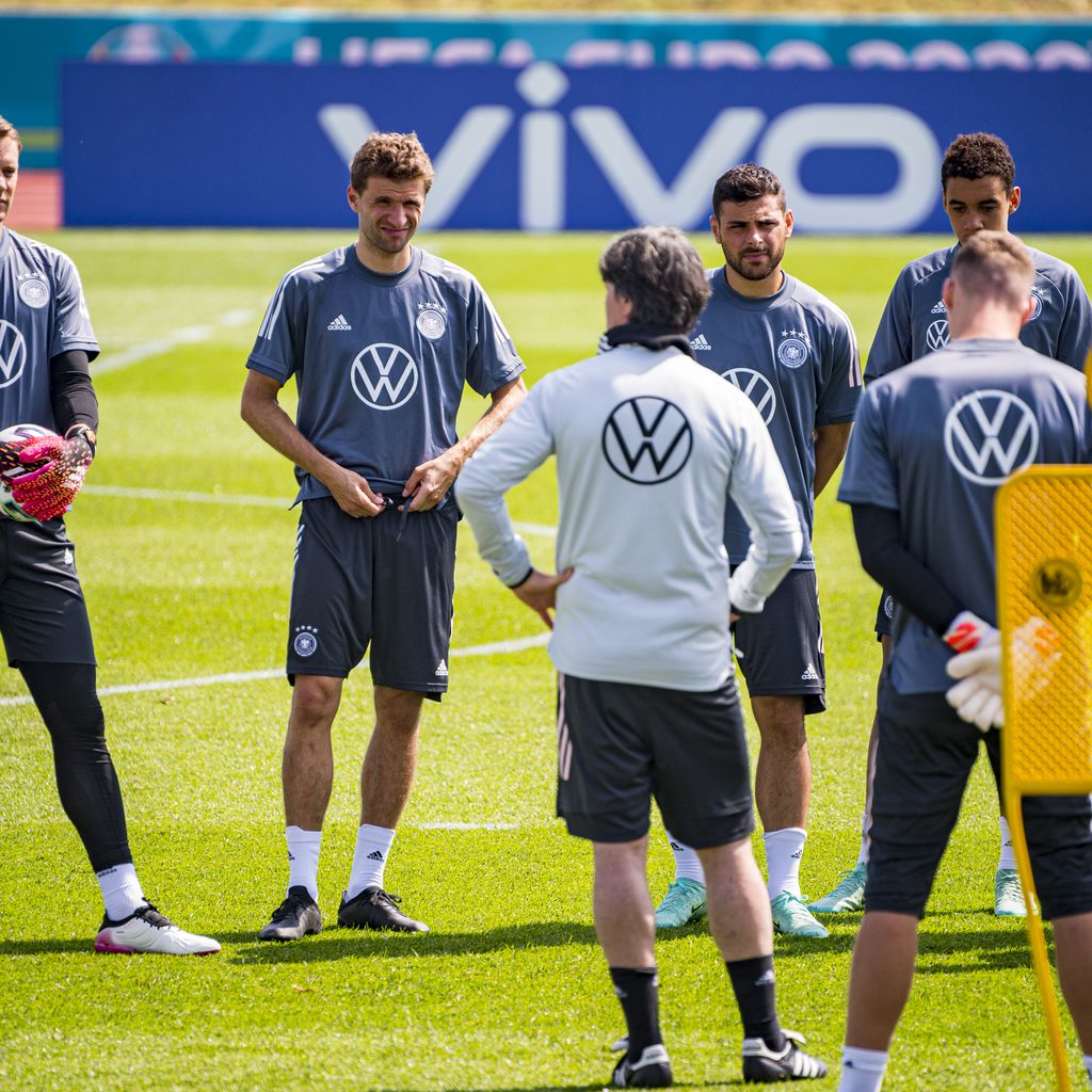Joachim Löw (m.) mit der DFB-Elf im Juni 2021