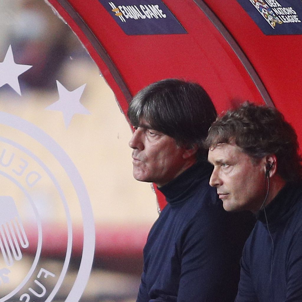 Joachim Löw und Marcus Sorg beim Nations-League-Spiel gegen Spanien