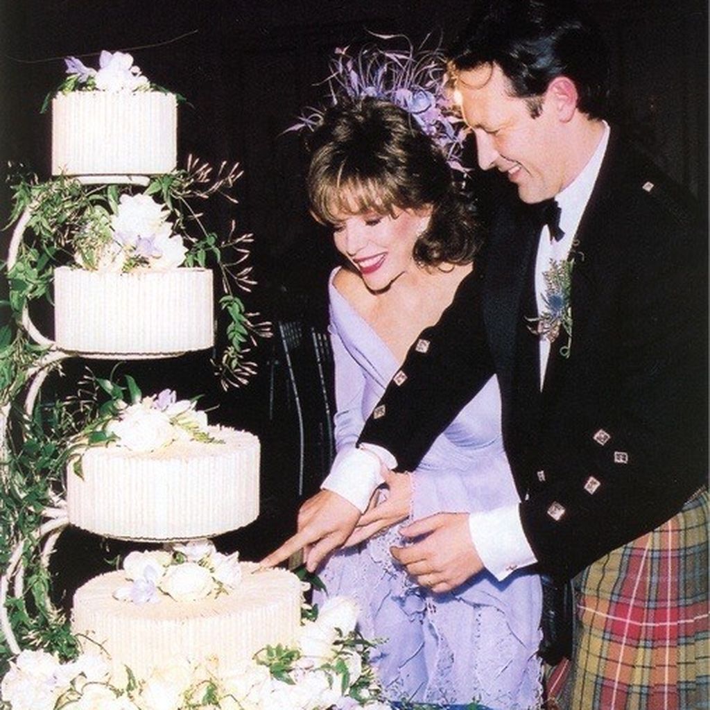 Joan Collins und ihr Mann Percy Gibson auf ihrer Hochzeit im Jahr 1992