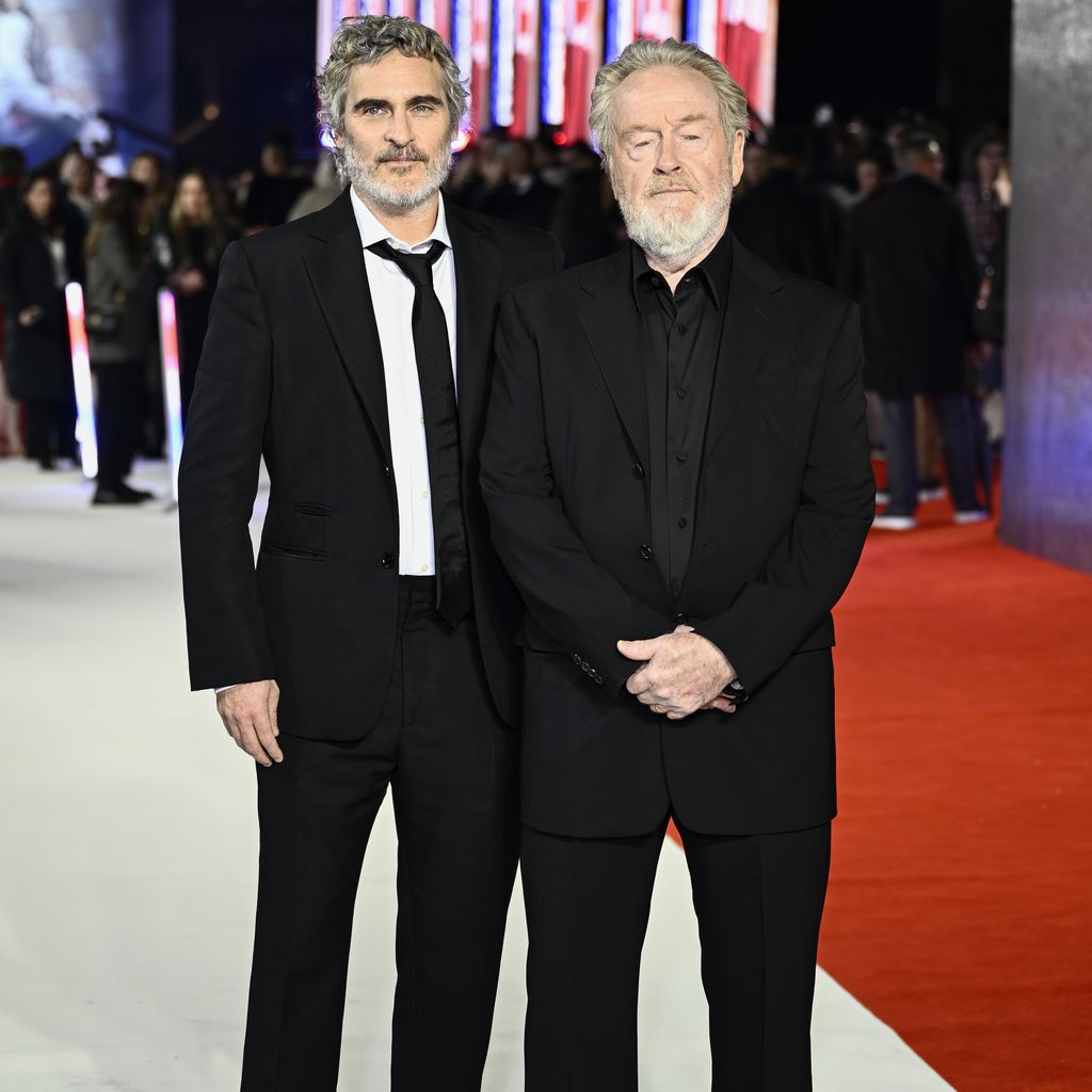 Joaquin Phoenix und Ridley Scott 2023 während der "Napoleon"-Premiere in London