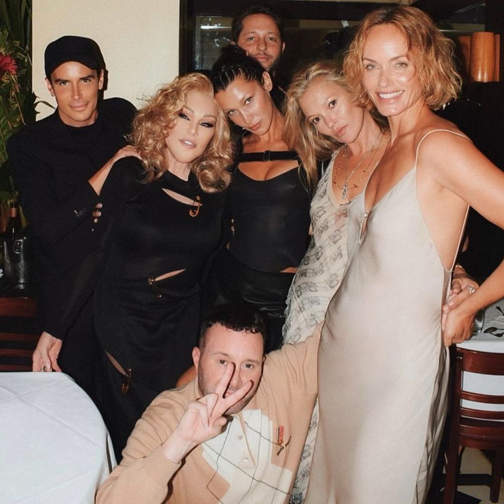 Jocelyn Wildenstein unter anderem mit Bella Hadid und Kate Moss im September 2022