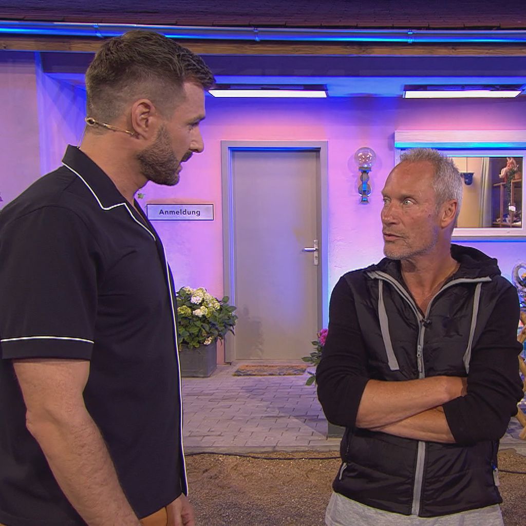 Jürgen Trovato (Mitte) mit den Moderatoren Jochen Schropp und Marlene Lufen bei "Promi Big Brother"