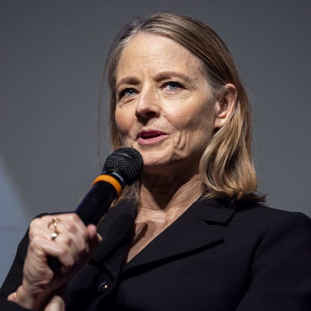Jodie Foster beantwortet Fragen nach der Premiere von "A Private Life" beim The American French Film Festival in Los Angeles