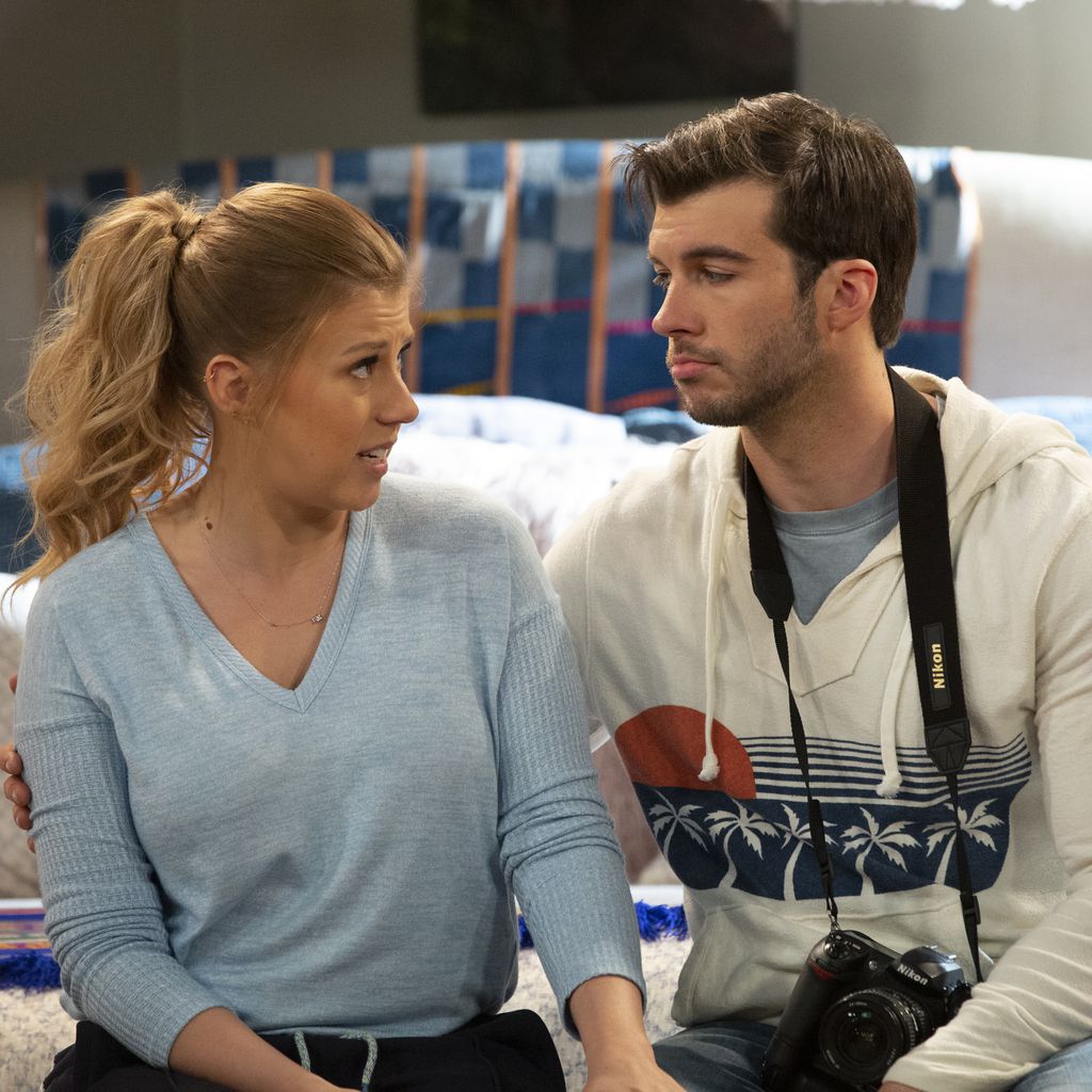 Jodie Sweetin und Adam Hagenbuch in "Fuller House"
