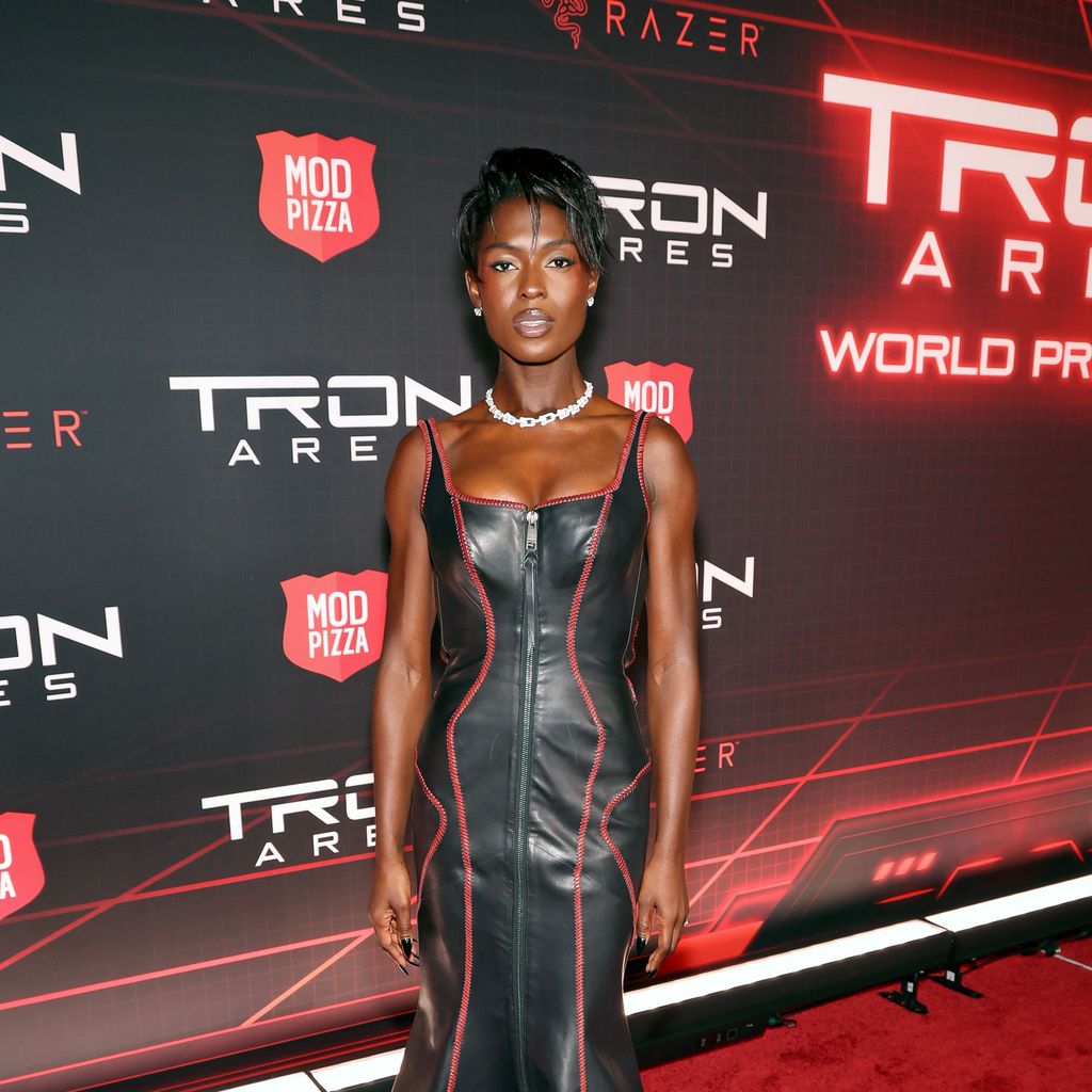 Jodie Turner-Smith bei der Weltpremiere von Disneys "Tron: Ares" im TCL Chinese Theatre in Hollywood