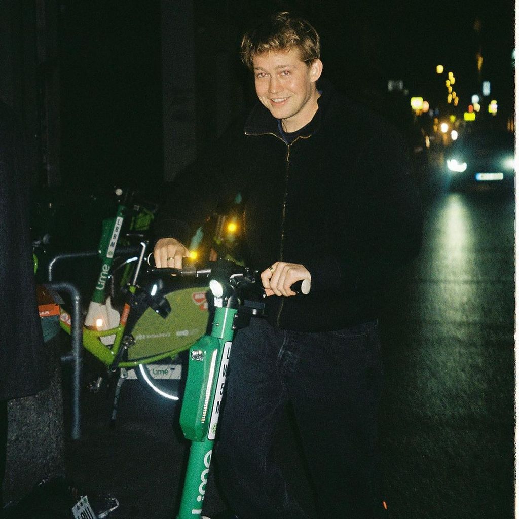 Joe Alwyn auf einem Scooter