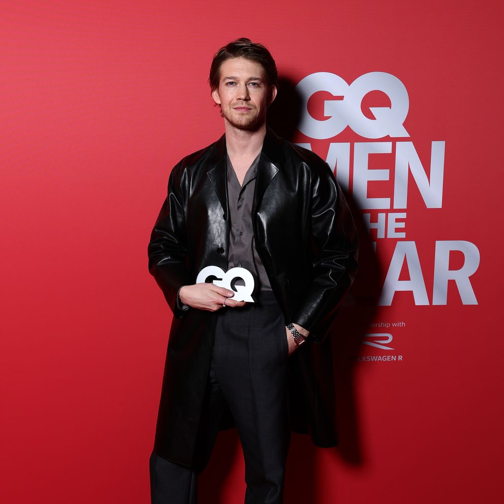 Joe Alwyn mit seinem Award bei den GQ Men of the Year Awards 2025