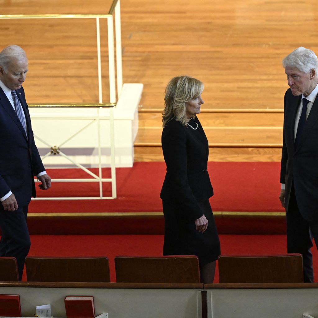 Joe Biden, Jill Biden und Bill Clinton auf Rosalynn Carters Beerdigung