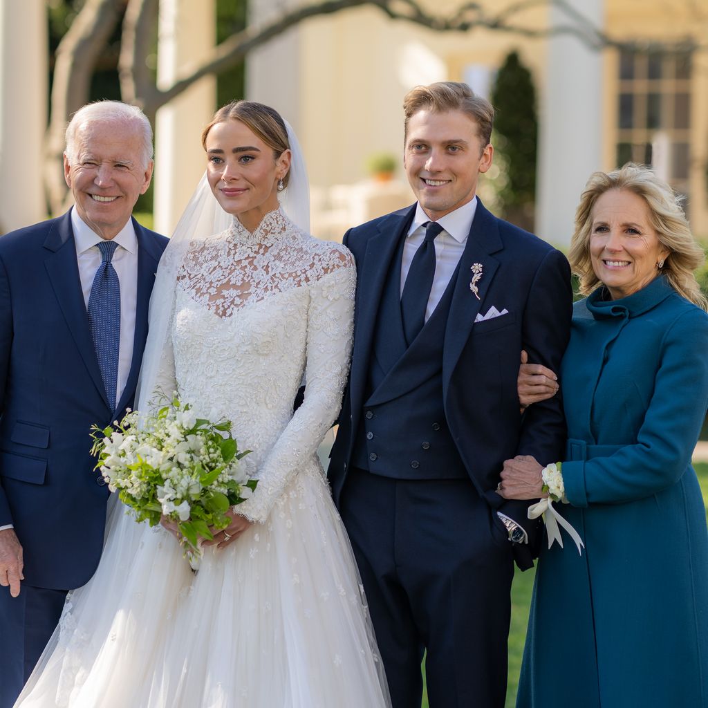 Joe Biden, Naomi Biden, Peter Neal und Jill Biden vor dem Weißen Haus, 2022