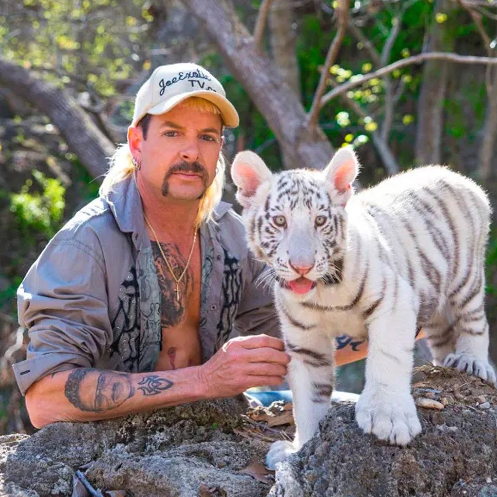 Joe Exotic mit einem weißen Tiger