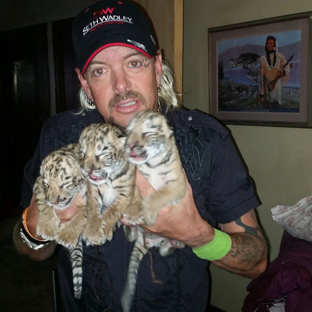 Joe Exotic mit Babytigern im August 2015