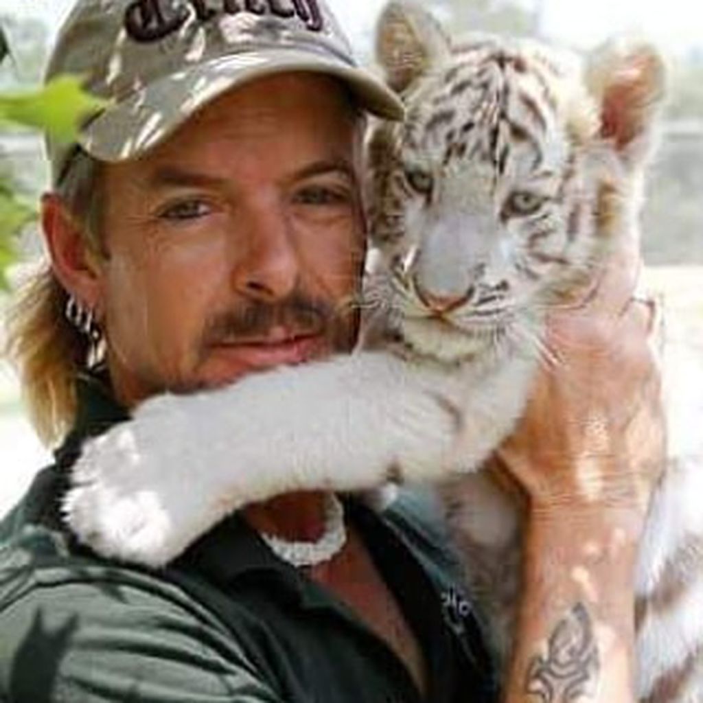 Joe Exotic mit einem Babytiger