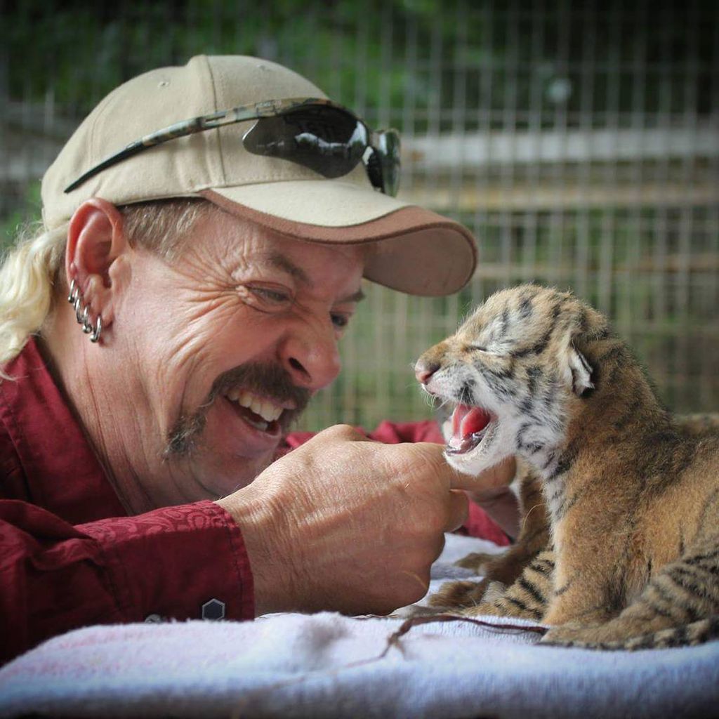 Joe Exotic mit einem Babytiger