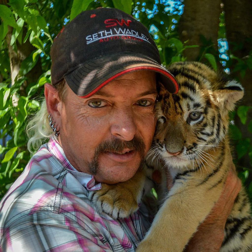 Joe Exotic mit einem Babytiger im Juni 2016