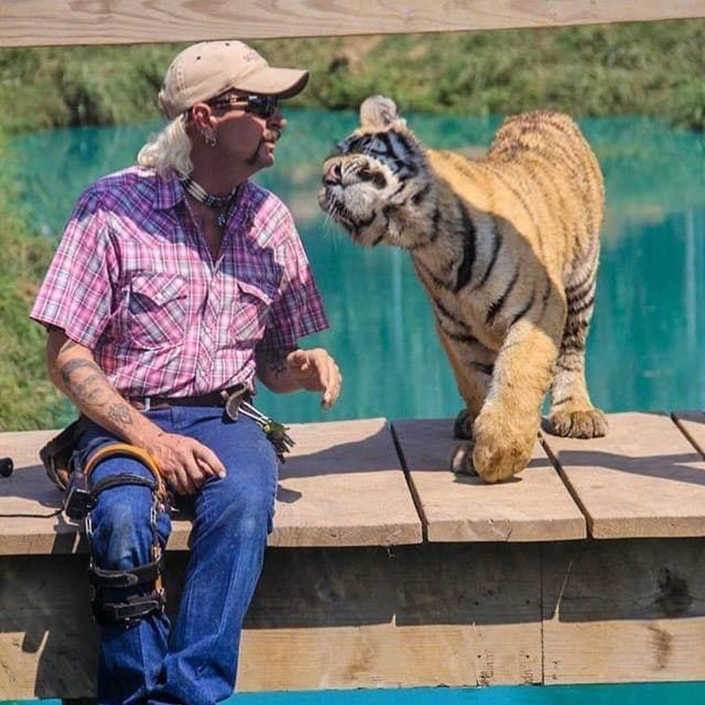 Joe Exotic mit einem Tiger
