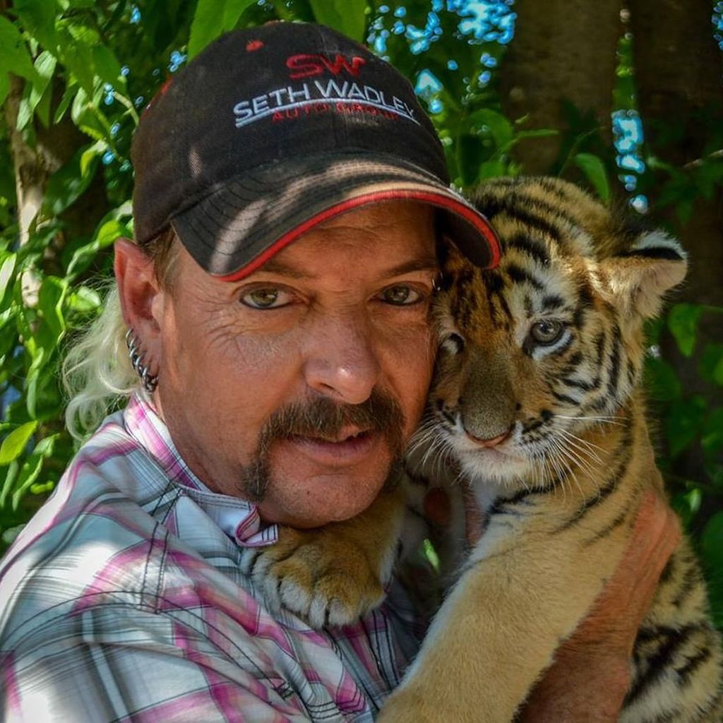 Joe Exotic mit einem Tigerbaby