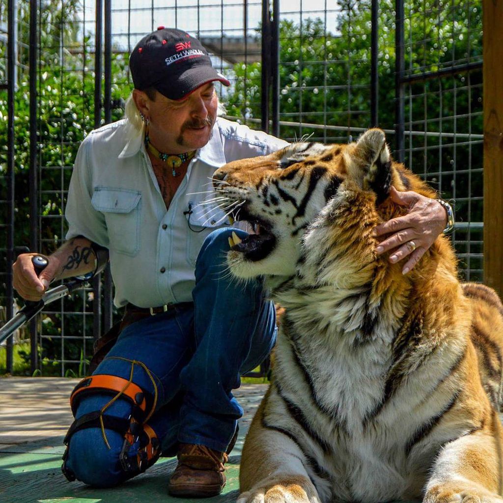 Joe Exotic mit einem Tiger