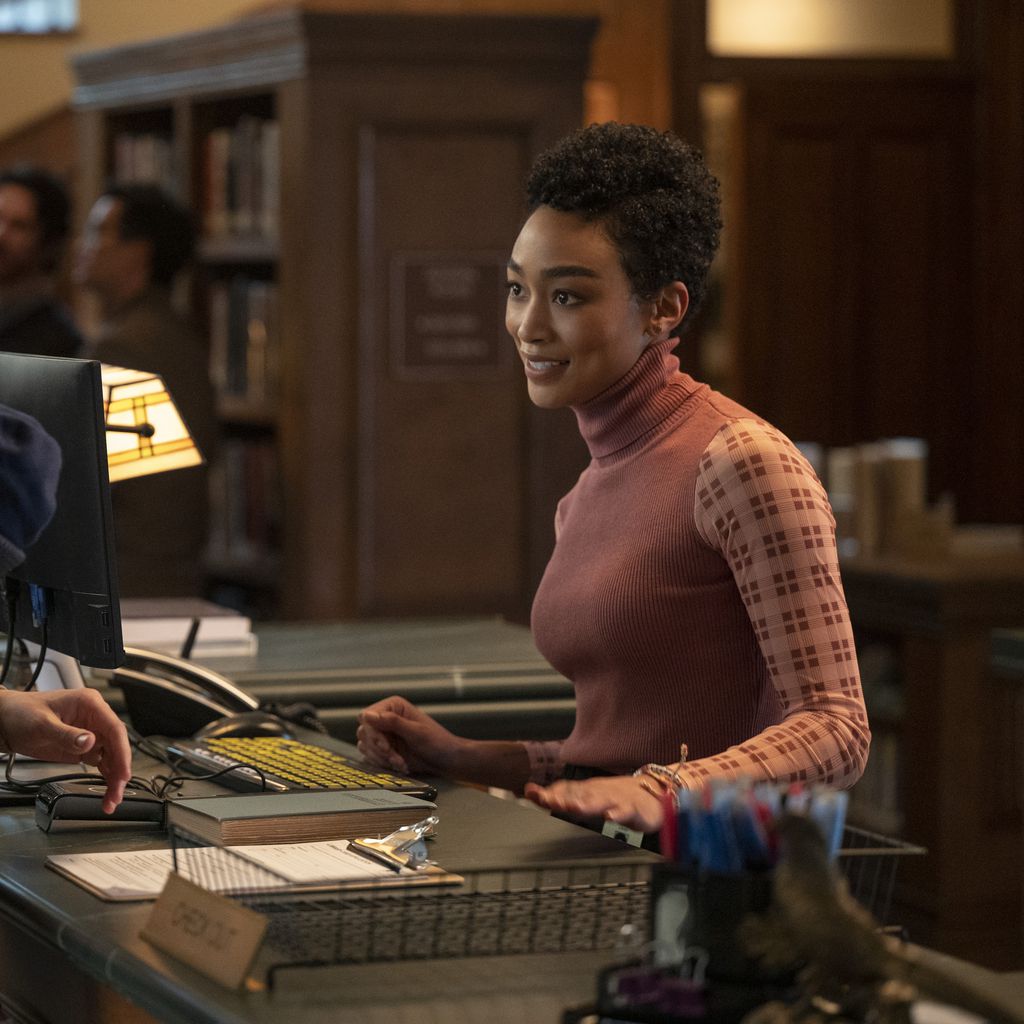 Joe Goldberg (Penn Badgley) und Marienne (Tati Gabrielle) in "You"