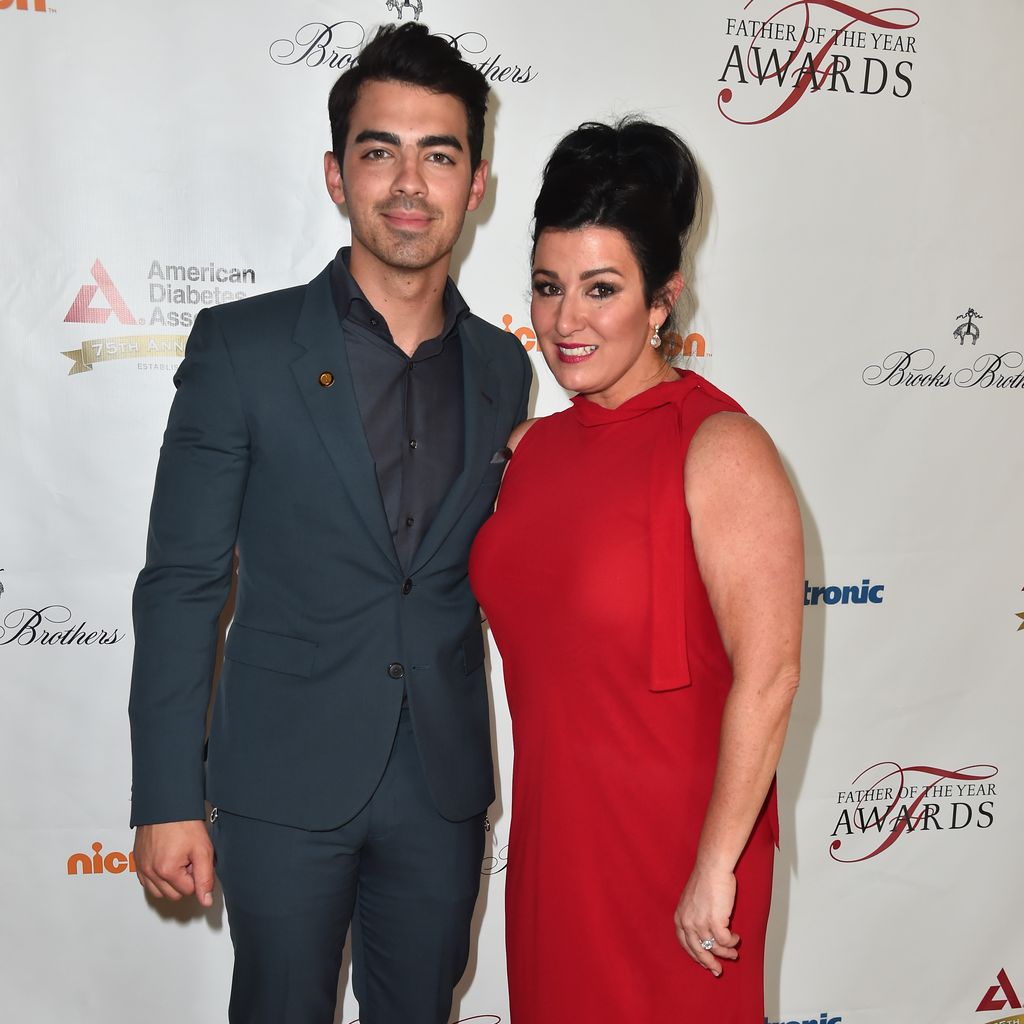 Joe Jonas mit seiner Mutter Denise im Juni 2015
