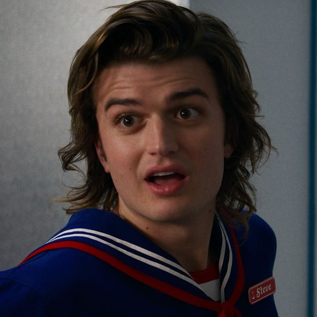 Joe Keery als Steve Harrington im Scoops-Ahoy-Kostüm