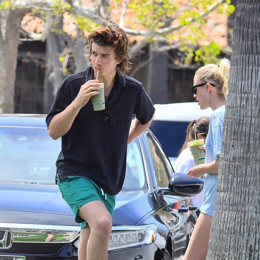 Joe Keery mit seiner Freundin Maika Monroe