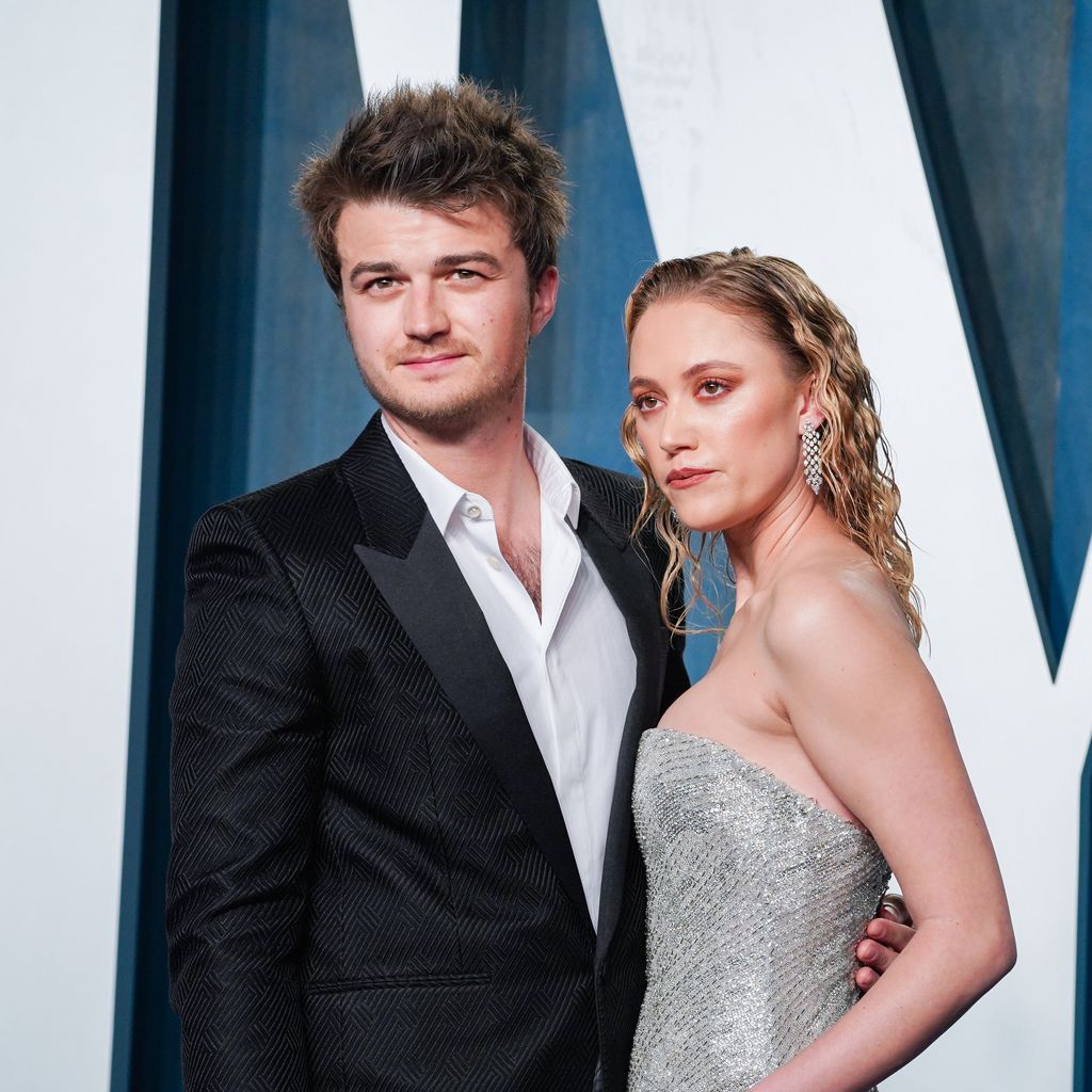 Joe Keery und Maika Monroe bei der Oscar-Party 2022