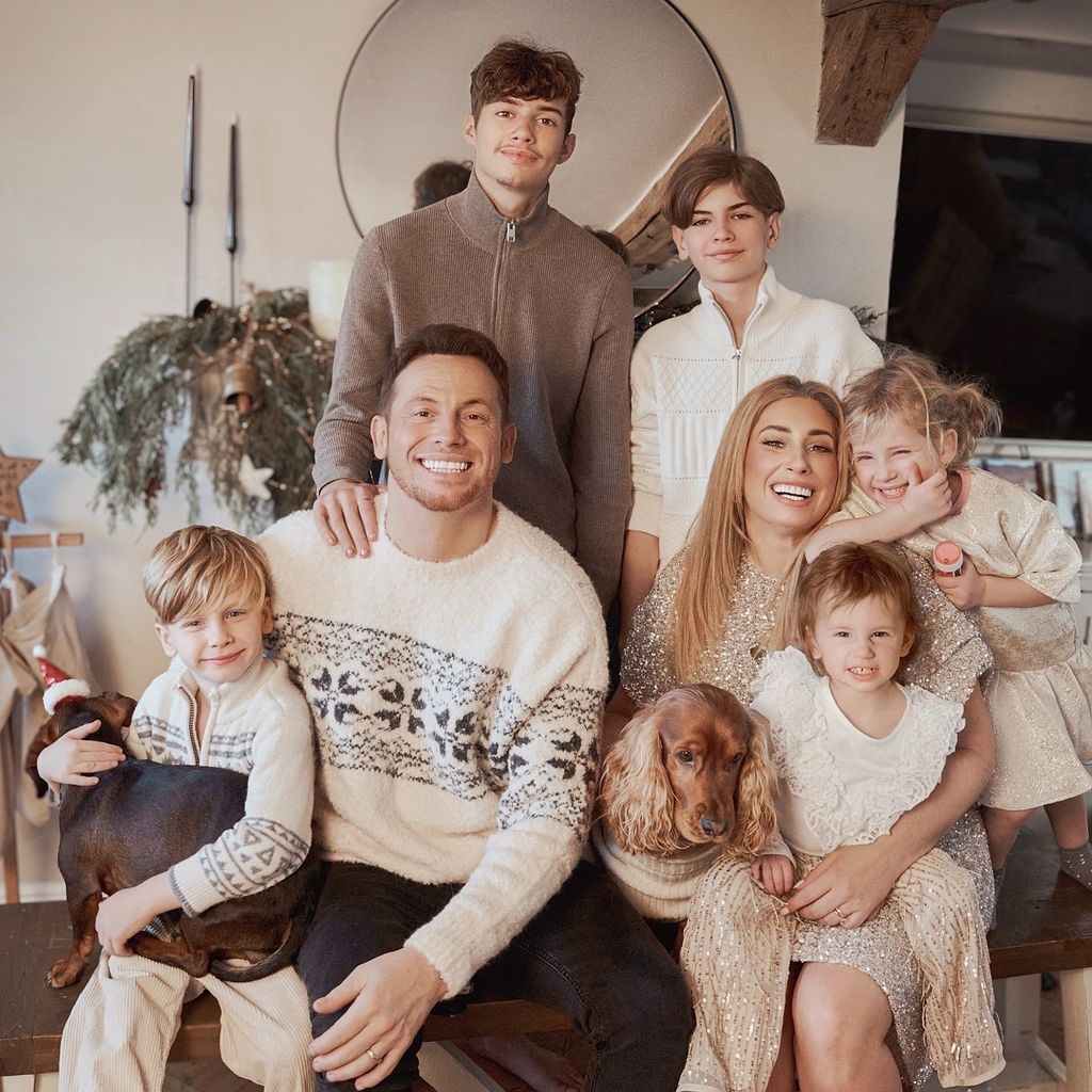 Joe Swash und Stacey Solomon mit ihren Kindern und ihrem Hund im Dezember 2024