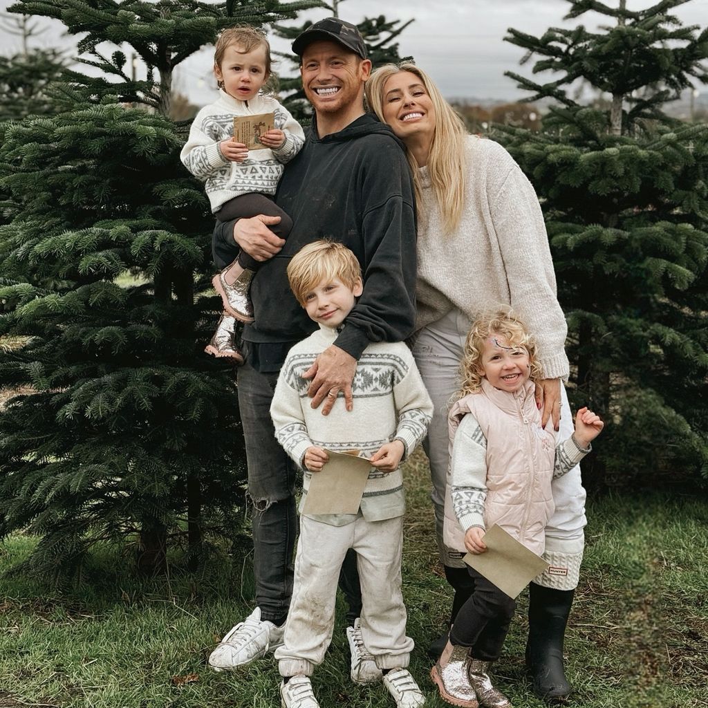 Joe Swash und Stacey Solomon mit ihren Kindern im Dezember 2024