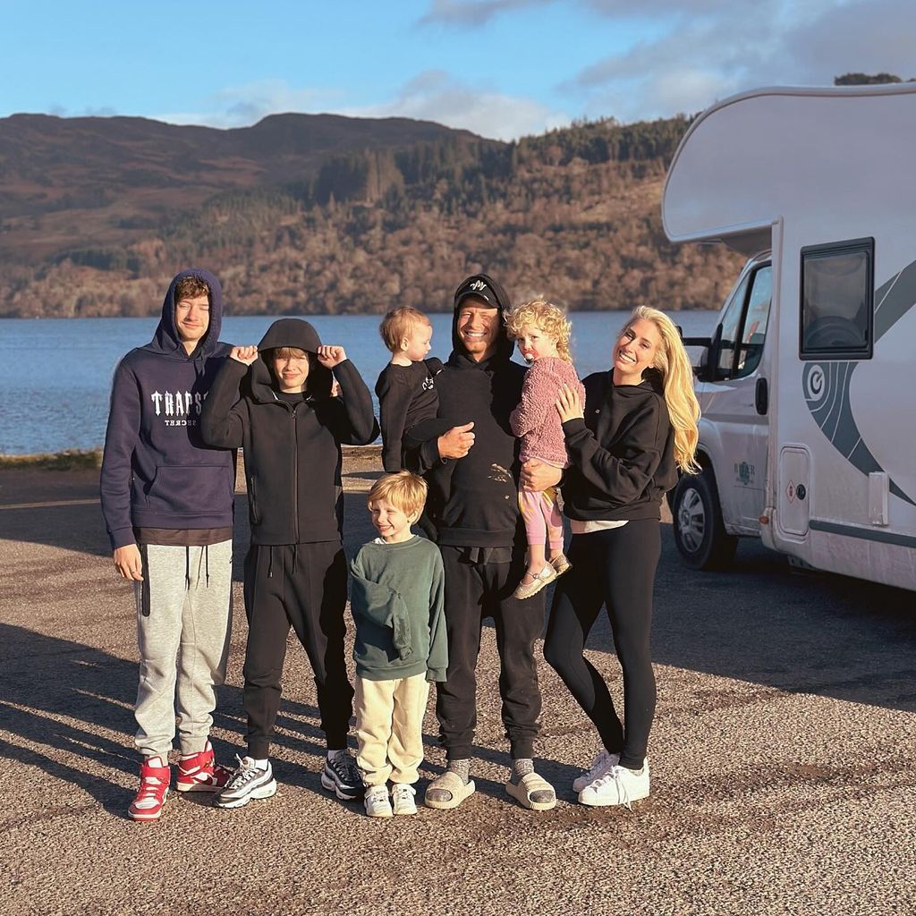 Joe Swash und Stacey Solomon mit ihren Kindern, Februar 2024