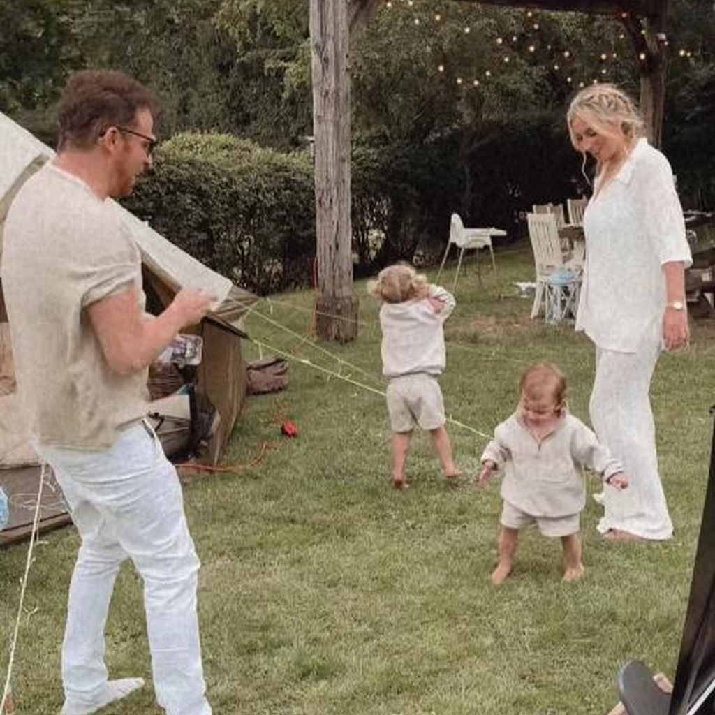 Joe Swash und Stacey Solomon bei der Feier ihres zweiten Hochzeitstages, Juli 2024