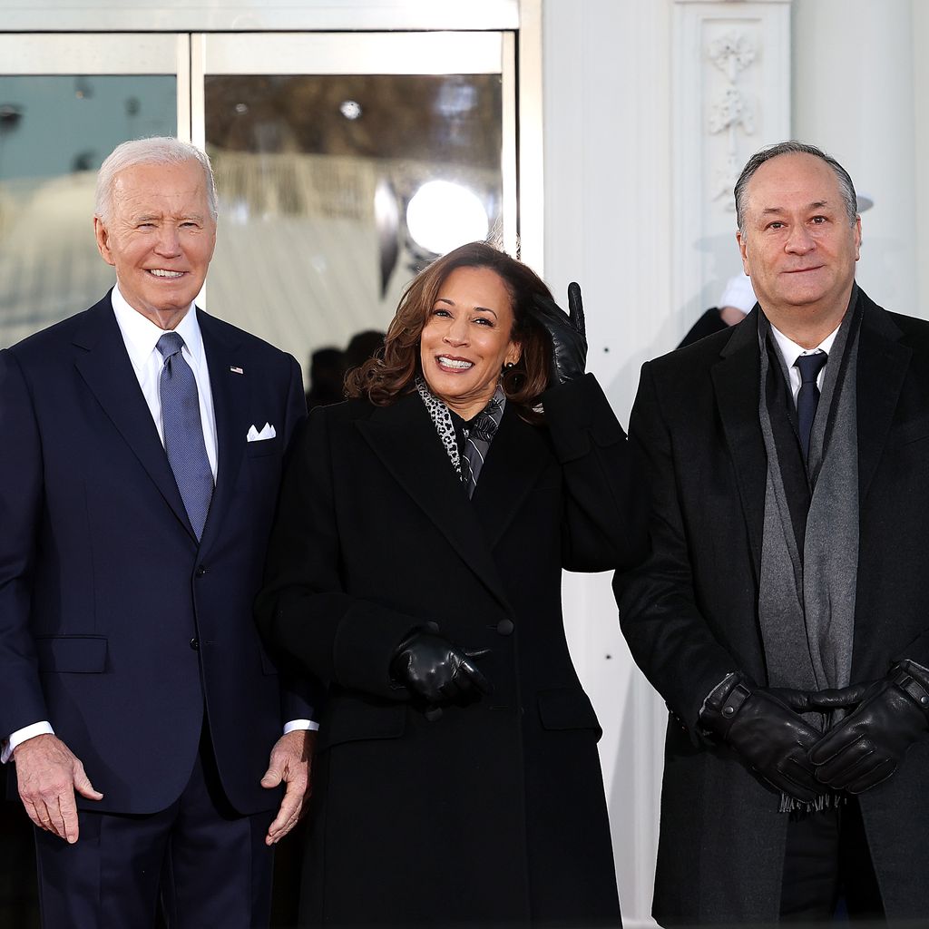 Joe und Jill Biden posieren mit Kamala Harris und dessen Mann Doug vor dem Weißen Haus vor der Amtseinführung 2025