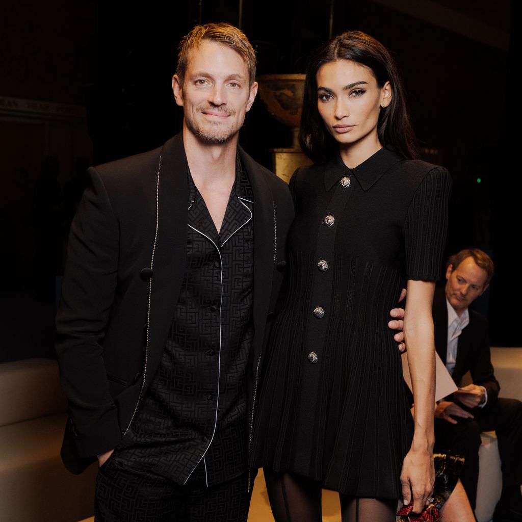 Joel Kinnaman und Kelly Gale bei der Paris Fashion Week 2023
