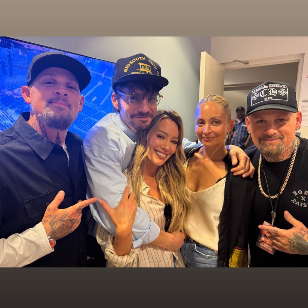 Good-Charlotte-Mitglieder Joel und Benji Madden posieren gemeinsam mit Hilary Duff und ihrem Ehemann Matthew Koma sowie Nicole Richie, im August 2026