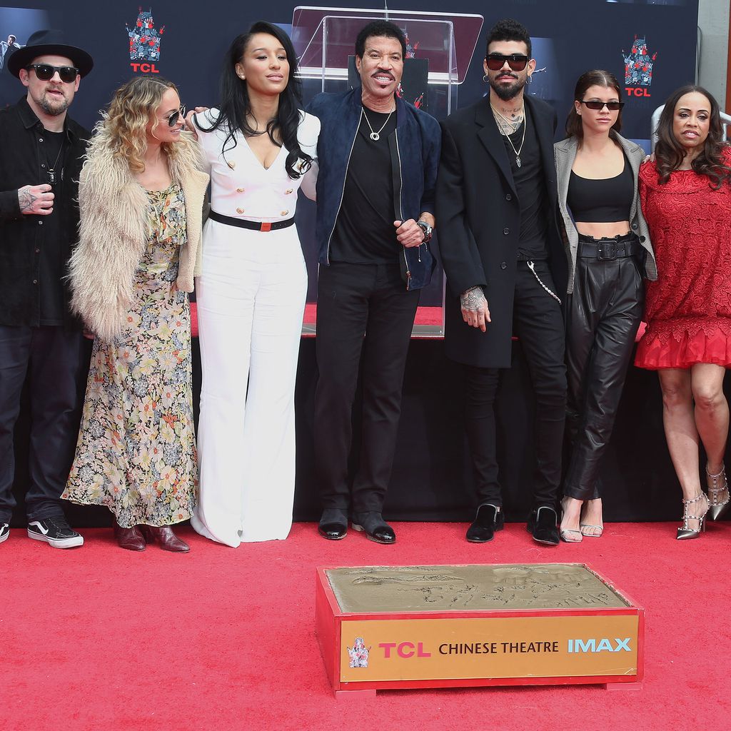 Lionel Richie (4.v.l.) mit seiner Familie auf dem Hollywood Boulevard