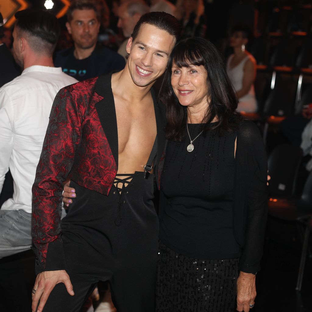 Joel Mattli mit seiner Mutter bei der neunten Live-Show von "Let’s Dance", 08. Mai 2026