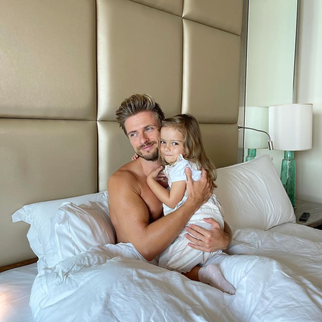 Jörn Schlönvoigt und Tochter Delia kuscheln im Bett