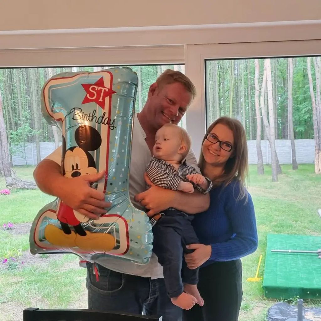 Jörn und Oliwia mit ihrem Sohn Bruno im Mai 2022