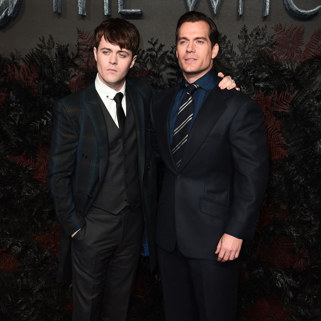 Joey Batey und Henry Cavill bei der Premiere von "The Witcher"