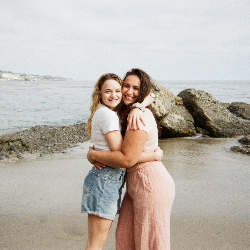 Joey King und eine Freundin im Juli 2024