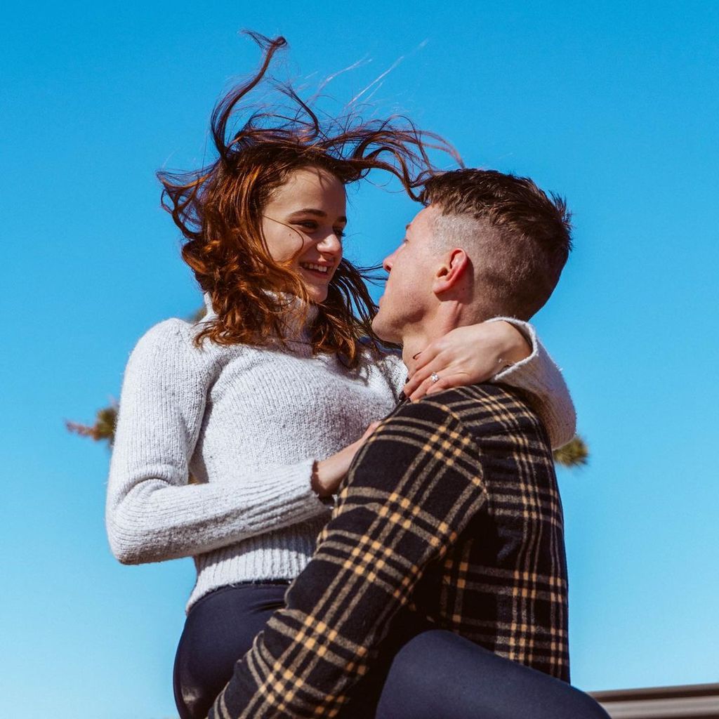 Joey King mit ihrem Verlobten Steven Piet