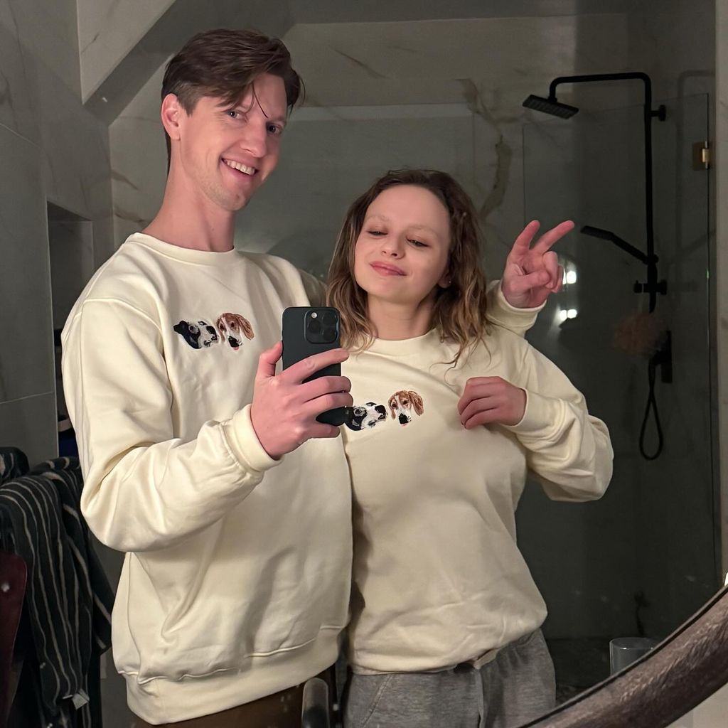 Joey King und Steven Piet in Partner-Pullovern mit ihren Hunden Jesse und Fable darauf