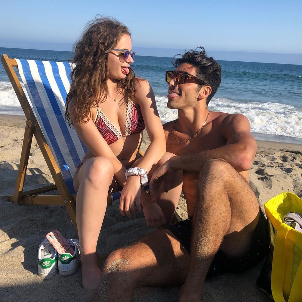 Joey King und Taylor Zakhar Perez chillen am Strand