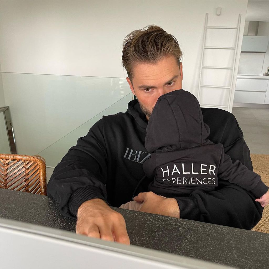 Johannes Haller mit seiner Tochter Hailey-Su im Oktober 2021 auf Ibiza